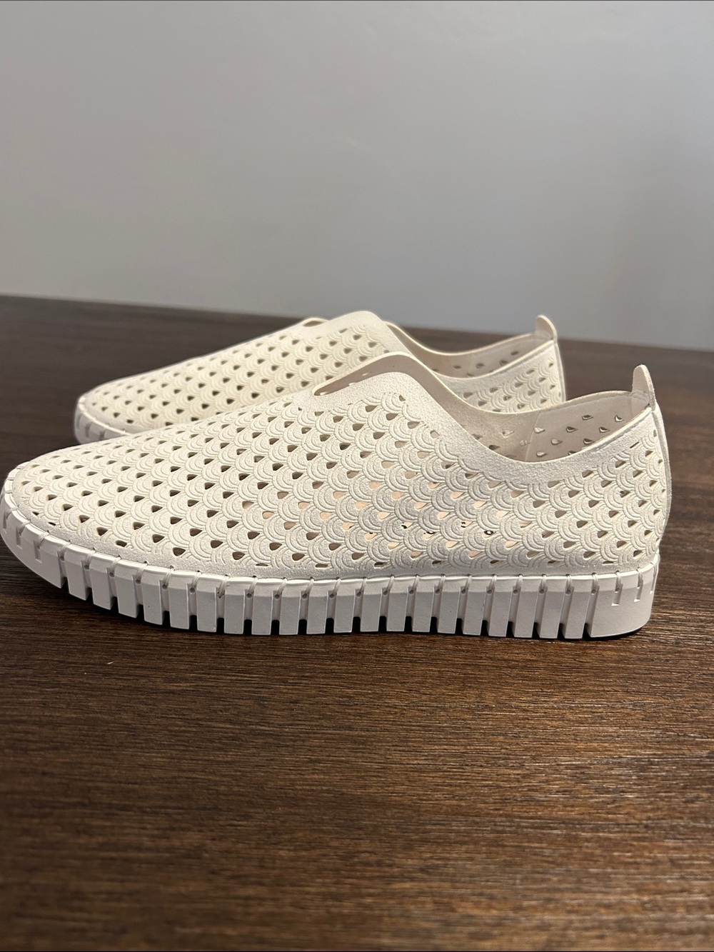 Project cloud memory foam women’s SZ 8 Slip-On Perforated Casual Shoes in Cream. - Picture 2 of 11